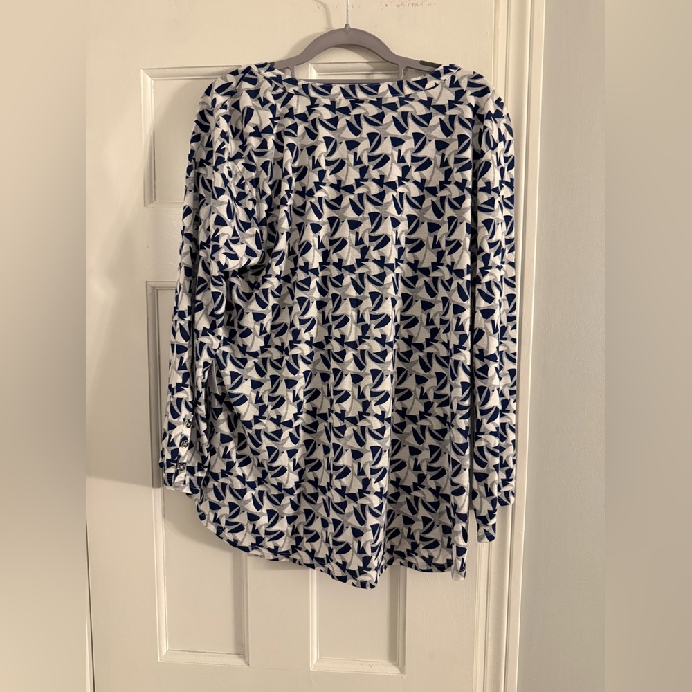 Liz Claiborne Navy and White Geometric Blouse NWT - Picture 3 of 4